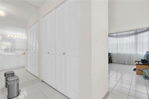 Condo in Pembroke Pines, Florida, 2 bedrooms  № 2035843 - photo 13