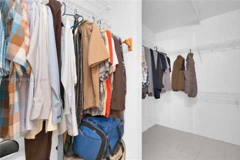 Condo in Pembroke Pines, Florida, 2 bedrooms  № 2035843 - photo 24