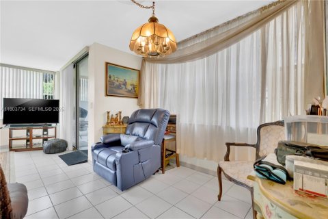 Condo in Pembroke Pines, Florida, 2 bedrooms  № 2035843 - photo 12