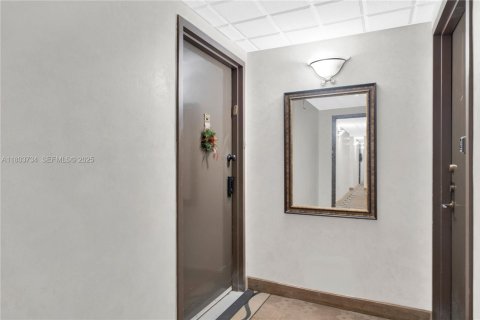 Condo in Pembroke Pines, Florida, 2 bedrooms  № 2035843 - photo 5
