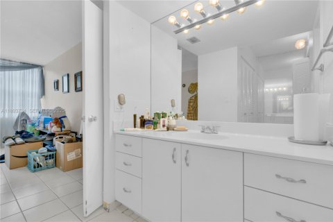 Condo in Pembroke Pines, Florida, 2 bedrooms  № 2035843 - photo 26