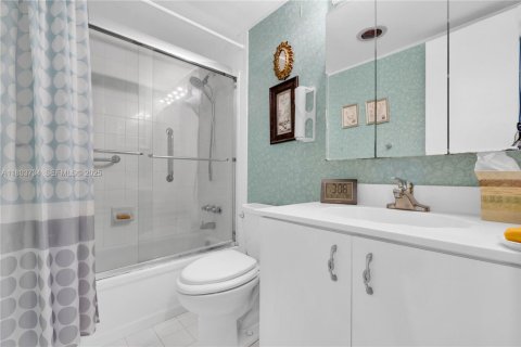 Condo in Pembroke Pines, Florida, 2 bedrooms  № 2035843 - photo 30