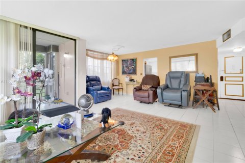 Condo in Pembroke Pines, Florida, 2 bedrooms  № 2035843 - photo 9