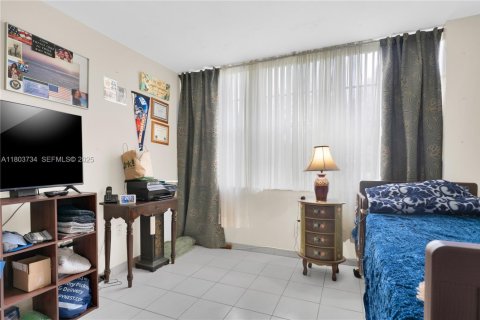 Condo in Pembroke Pines, Florida, 2 bedrooms  № 2035843 - photo 23