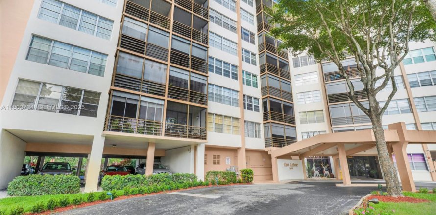 Condo in Pembroke Pines, Florida, 2 bedrooms  № 2035843