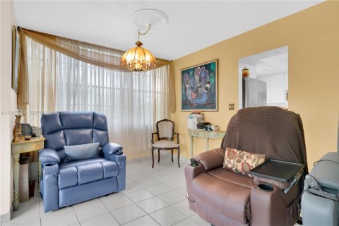 Condo in Pembroke Pines, Florida, 2 bedrooms  № 2035843 - photo 7