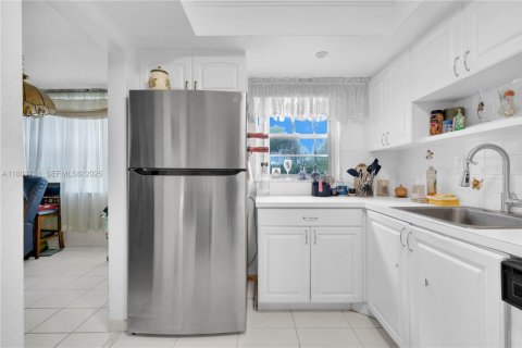 Condo in Pembroke Pines, Florida, 2 bedrooms  № 2035843 - photo 18