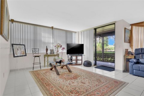 Condo in Pembroke Pines, Florida, 2 bedrooms  № 2035843 - photo 8