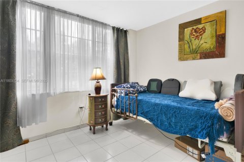 Condo in Pembroke Pines, Florida, 2 bedrooms  № 2035843 - photo 27