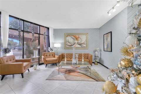 Condo in Pembroke Pines, Florida, 2 bedrooms  № 2035843 - photo 4