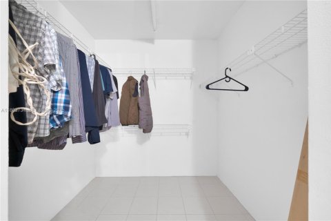 Condo in Pembroke Pines, Florida, 2 bedrooms  № 2035843 - photo 25