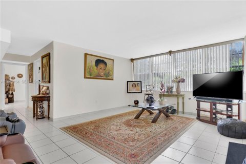 Condo in Pembroke Pines, Florida, 2 bedrooms  № 2035843 - photo 6