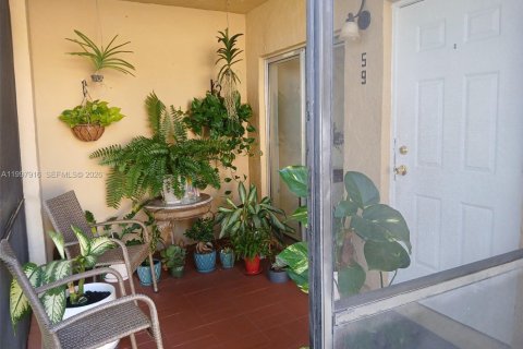 Condominio en alquiler en Miami, Florida, 2 dormitorios, 76.64 m2 № 2066119 - foto 4