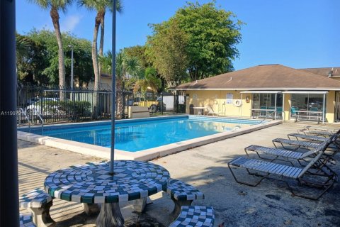 Condominio en alquiler en Miami, Florida, 2 dormitorios, 76.64 m2 № 2066119 - foto 2