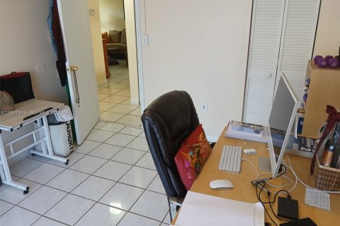 Condominio en alquiler en Miami, Florida, 2 dormitorios, 76.64 m2 № 2066119 - foto 26