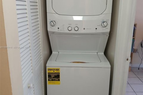 Condominio en alquiler en Miami, Florida, 2 dormitorios, 76.64 m2 № 2066119 - foto 17