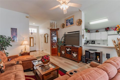 Casa en venta en Brandon, Florida, 3 dormitorios, 136.66 m2 № 1833926 - foto 5