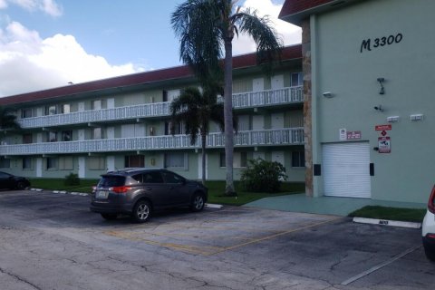 Condo in Palm Springs, Florida, 1 bedroom  № 2187298