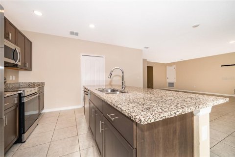 House in Poinciana, Florida 4 bedrooms, 174.1 sq.m. № 2400266 - photo 17
