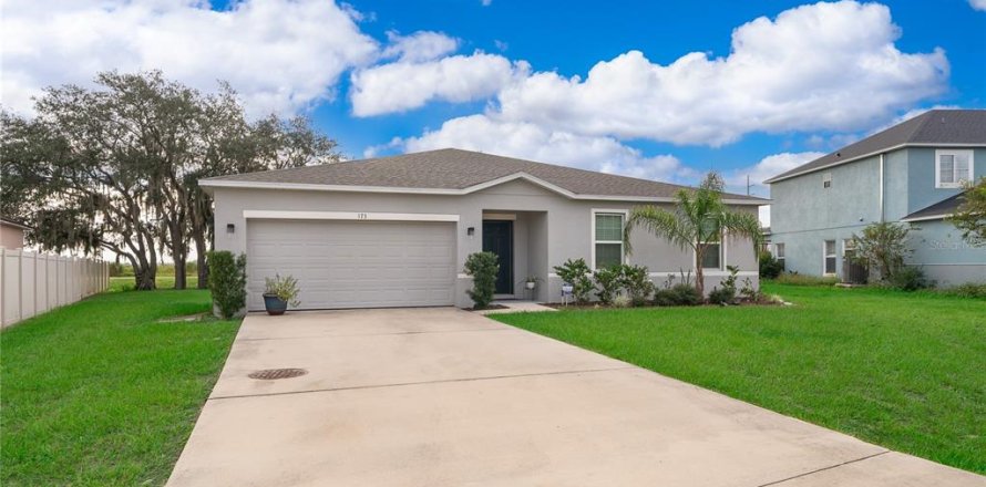 House in Poinciana, Florida 4 bedrooms, 174.1 sq.m. № 2400266