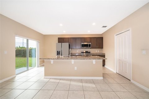 House in Poinciana, Florida 4 bedrooms, 174.1 sq.m. № 2400266 - photo 15