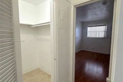 Condo in Hollywood, Florida, 1 bedroom  № 2039707 - photo 11