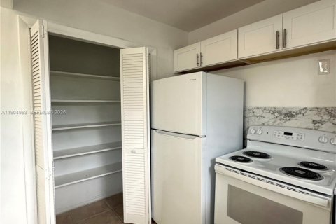 Condo in Hollywood, Florida, 1 bedroom  № 2039707 - photo 8