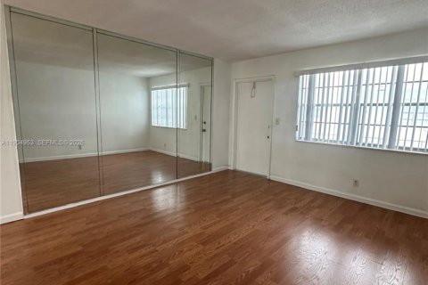 Condo in Hollywood, Florida, 1 bedroom  № 2039707 - photo 2