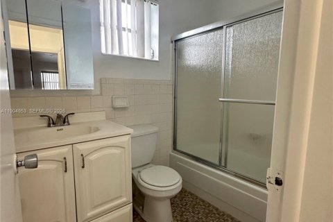 Condo in Hollywood, Florida, 1 bedroom  № 2039707 - photo 10
