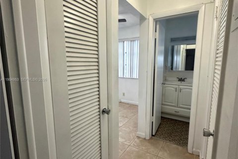 Condo in Hollywood, Florida, 1 bedroom  № 2039707 - photo 9