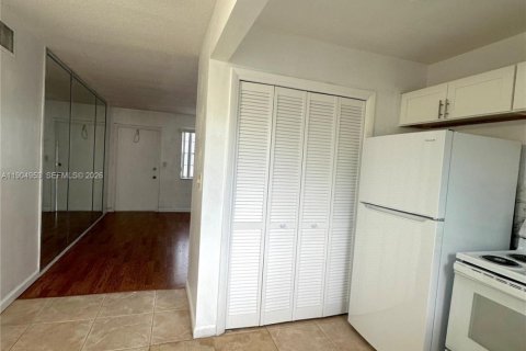 Condo in Hollywood, Florida, 1 bedroom  № 2039707 - photo 5