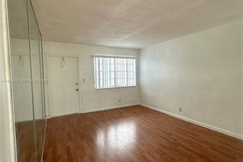 Condo in Hollywood, Florida, 1 bedroom  № 2039707 - photo 4