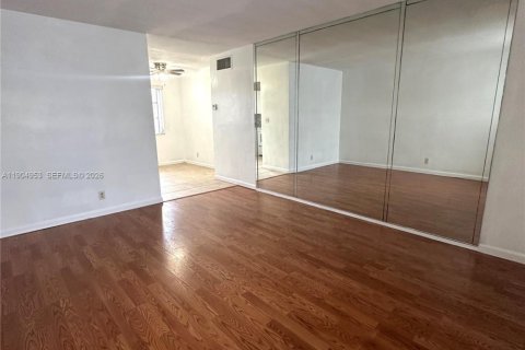 Condo in Hollywood, Florida, 1 bedroom  № 2039707 - photo 3