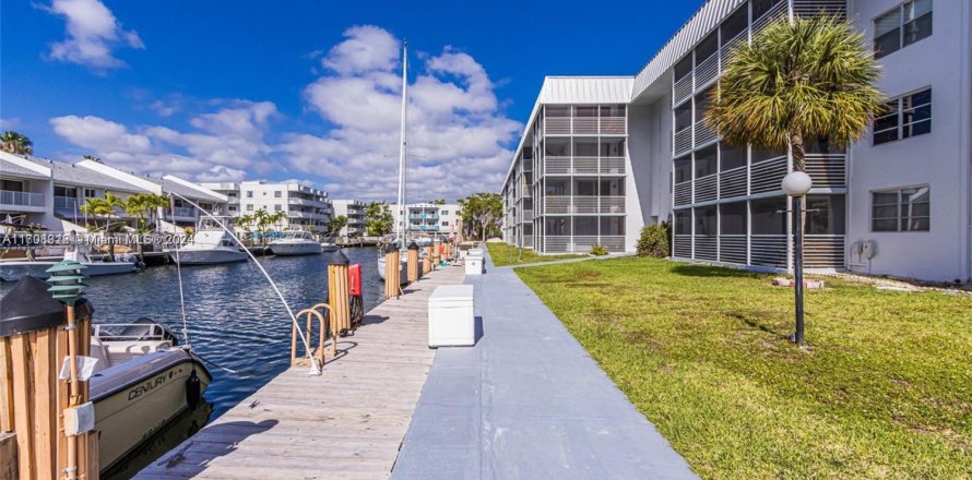 Condominio en North Miami Beach, Florida, 1 dormitorio  № 1460844