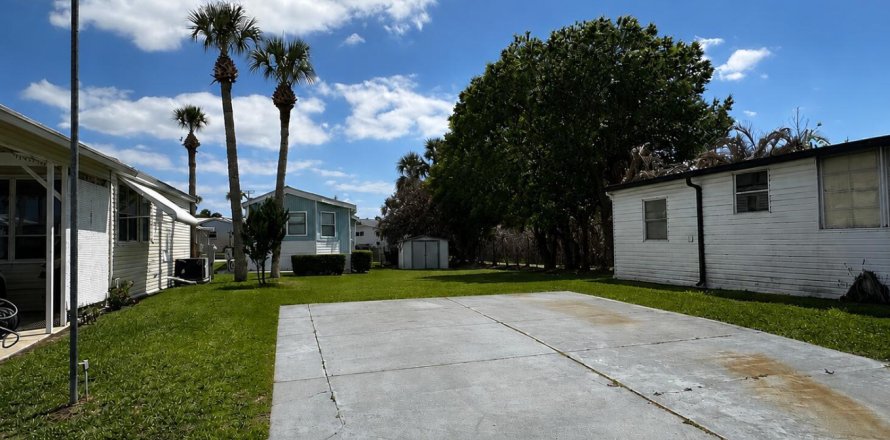 Commercial property in Okeechobee, Florida № 2158505