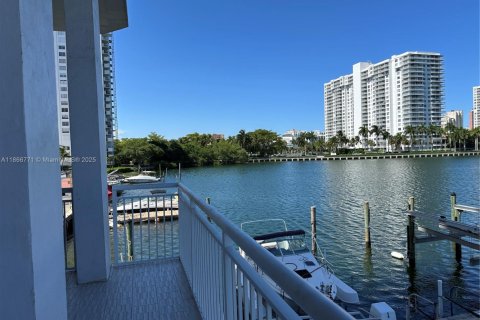 Condominio en venta en Aventura, Florida, 2 dormitorios, 145.39 m2 № 1979357 - foto 30