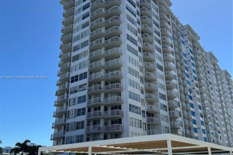 Condominio en venta en Aventura, Florida, 2 dormitorios, 145.39 m2 № 1979357 - foto 1