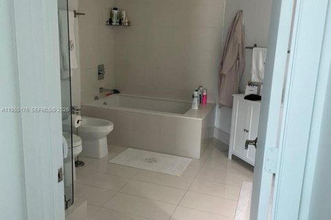 Copropriété à louer à Miami, Floride: 2 chambres, 118.82 m2 № 2153389 - photo 13