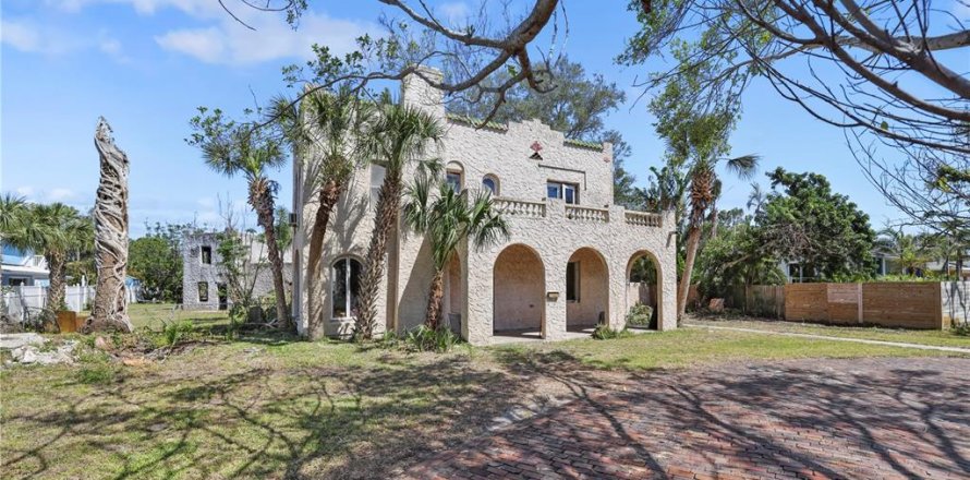 House in Saint Petersburg, Florida 5 bedrooms, 288.46 sq.m. № 1638199