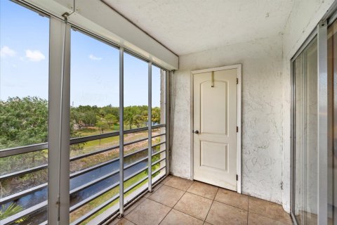 Condo in Palm Springs, Florida, 1 bedroom  № 1079544 - photo 1