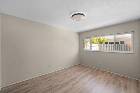 House in Saint Petersburg, Florida 3 bedrooms, 161.56 sq.m. № 1602288 - photo 17