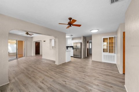 House in Saint Petersburg, Florida 3 bedrooms, 161.56 sq.m. № 1602288 - photo 12