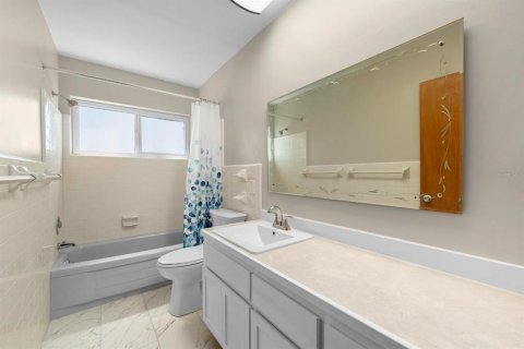 House in Saint Petersburg, Florida 3 bedrooms, 161.56 sq.m. № 1602288 - photo 15