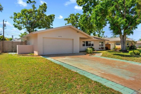 House in Saint Petersburg, Florida 3 bedrooms, 161.56 sq.m. № 1602288 - photo 7