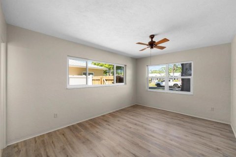 House in Saint Petersburg, Florida 3 bedrooms, 161.56 sq.m. № 1602288 - photo 18