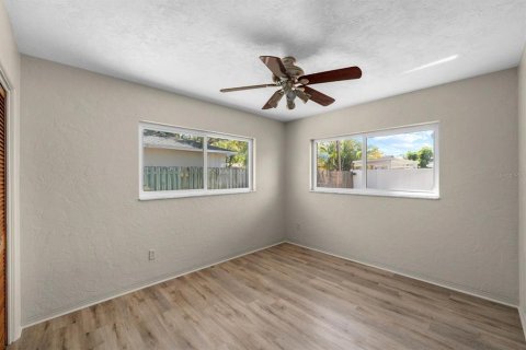 House in Saint Petersburg, Florida 3 bedrooms, 161.56 sq.m. № 1602288 - photo 16