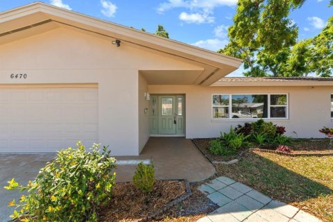 House in Saint Petersburg, Florida 3 bedrooms, 161.56 sq.m. № 1602288 - photo 8