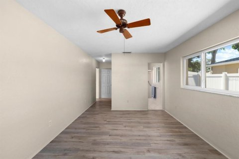 House in Saint Petersburg, Florida 3 bedrooms, 161.56 sq.m. № 1602288 - photo 19