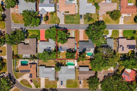 House in Saint Petersburg, Florida 3 bedrooms, 161.56 sq.m. № 1602288 - photo 2