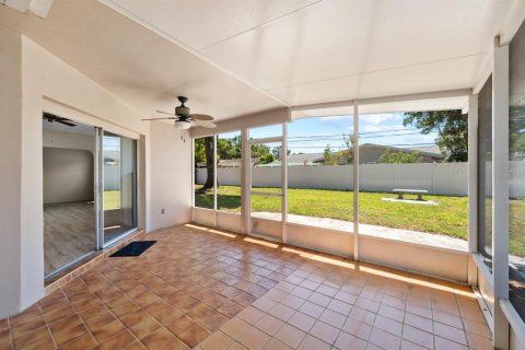 House in Saint Petersburg, Florida 3 bedrooms, 161.56 sq.m. № 1602288 - photo 21